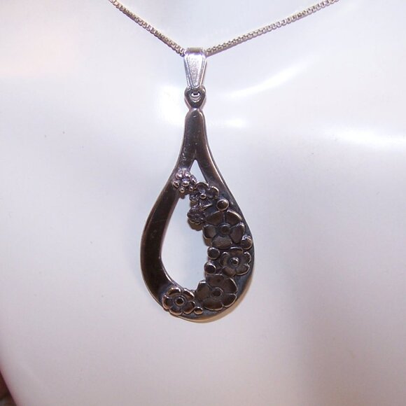 Vintage Sterling Silver Teardrop Pendant with Florals - Picture 4 of 9